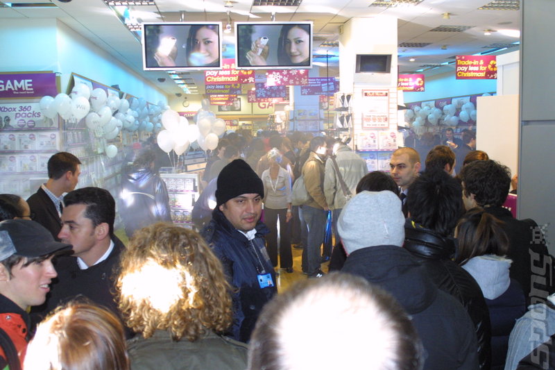 Wii Launch: Media Scrum on Oxford Street News image